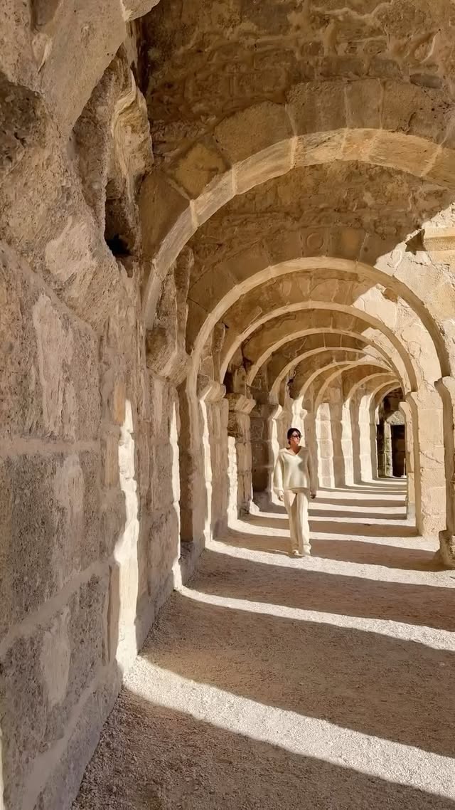 Türkiye’nin her bölgesinde yaşadım, Avrupa’dan Asya’ya, Orta Doğu’dan Balkanlar’a kadar birçok coğrafyayı adımladım. Farklı kültürlerin doğasını, tarihini ve insanını yerinde görme fırsatım oldu. Lakin bu gezginlik serüveninde bir gerçekle yüzleştim: İnsan, kendi toprağının cevherlerini keşfetmeden çıktığı her yolculuğu aslında eksik bırakıyor.
Bugün birileri çıkıp ‘Alaska’da şöyle bir doğa var’ diye büyük bir iştahla anlatırken, ona sadece bakıyorum. Çünkü biliyorum ki; Artvin’in o hırçın derelerinin sesi, Kaçkar’ın zirvesindeki o çetin rüzgar, Mardin’in dar sokaklarında yankılanan yüzyılların hikayesi veya Ege’nin zeytin ağaçlarına sinmiş o huzur... Bunları bilmeden, kendi coğrafyasının ruhuna dokunmadan dünyanın ucu nasıl tam manasıyla anlatılabilir ki?
Gerçek keşif, sadece en uzağa gitmek değil; gittiğin yerin kıymetini, kendi toprağının derinliğiyle kıyaslayabilmektir. Bizim ülkemiz, dünyanın başka yerlerinde aranan o ‘egzotik’ güzelliklerin binlercesini, çok daha köklü bir tarih ve yaşanmışlıkla harmanlayıp zaten bize sunuyor. Önce bu toprağın tozuna bulanmalı insan, sonra dünyanın yollarına düşmeli. Çünkü kendi evini bilmeyen, misafir olduğu dünyayı da eksik anlatır.

#türkiye #turizm #tatil