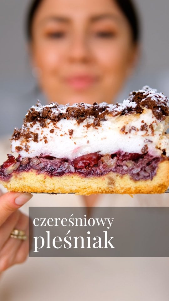 Pleśniak czu skubaniec? Ale w giiigaaa wersji z sezonowymi czereśniami🍒😋🥰Ciasto:400 g mąki pszennej 2 łyżeczki proszku do pieczenia3 łyżki cukru pudru250 g startego na tarce zimnego masła. 4 żółtka ( białka zostawić do pianki)2 łyżeczki kakaoWykonanie:Mąkę, puder i proszek wymieszać. Dodać starte masło i rozetrzeć w palcach aż masło wchłonie mąkę. Dodać 4 duże żółtka. Zarobić gładkie ciasto, podzielić je na 2 części - 1/4 ciasta wymieszać z 2 łyżeczkami ciemnego kakao, obie osobno owinąć folią i wstawić do lodówki na ok 30-40min. Po tym czasie jasną częścią ciasta wykleić spód tortownicy z papierem do pieczenia ( śr. 25 cm) nakłuć i wstawić na kilka minut do lodówki. W tym czasie przygotować piankę. Pianka:5 białek ubić na sztywno, stopniowo, dodawać 250 g cukru, bardzo powoli i cierpliwie aż cukier się rozpuści, miksując na wysokich obrotach. Dodatkowo:Mały słoik dżemu porzeczkowego Łyżka suchej manny 2 garści orzechów włoskich 300 g czereśni bez pestekWykonanie:Tortownicę z ciastem wyjąć z lodówki, posypać łyżką surowej manny, wyłożyć dżem, posiekane orzechy, czereśnie, wyłożyć piankę, a na wierzch zetrzeć lub poskubać ciemną część schłodzonego ciasta. Wstawić całość do nagrzanego piekarnika góra dół 180', piec ok 50 min. Po tym czasie wyłączyć piekarnik i zostawić ciasto w zamknięciu ok. 15 min, uchylić i studzić kolejne 30 min. Po tym czasie wyjąć na blat i ostudzić. Posypać cukrem pudrem. #pleśniak #skubaniec #pianka #beza by @obiaddlataty