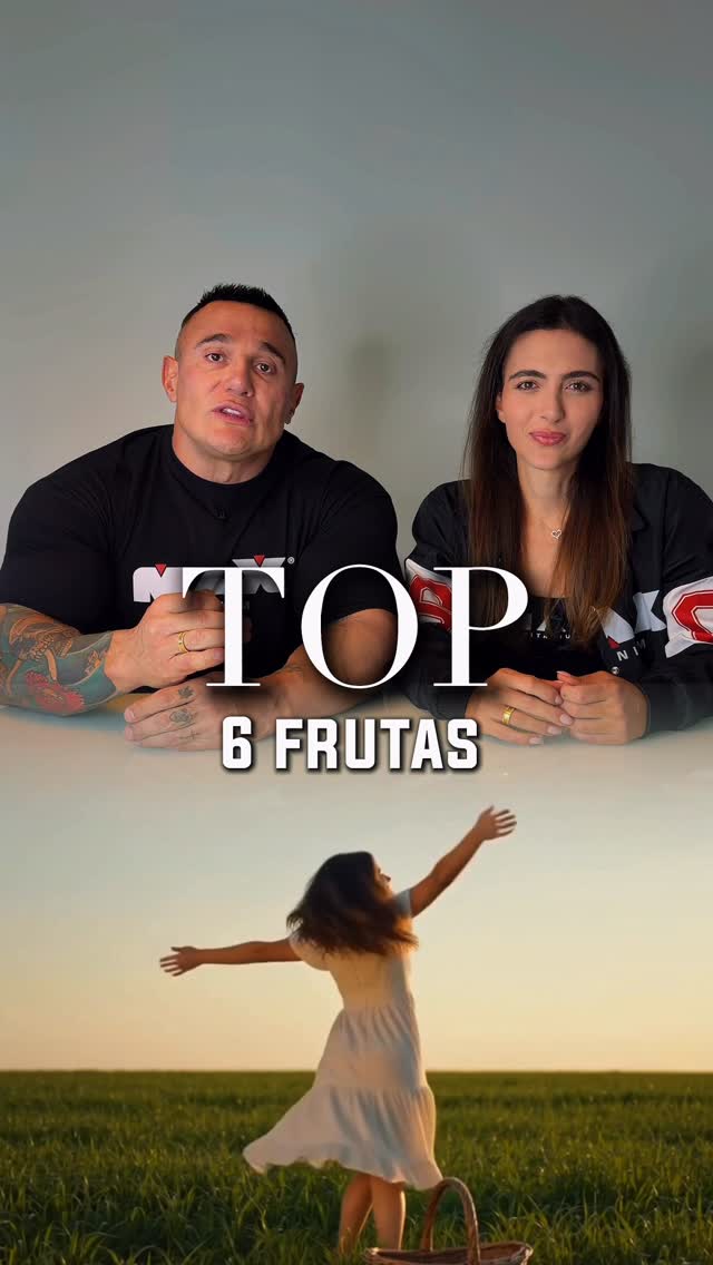 🍓🥝🍐🍎🍈🥑 Frutas que costumam ser ótimas opções para pessoas com diabetes!

Essas frutas se destacam por apresentarem uma combinação interessante de fibras, menor carga glicêmica e quantidade moderada (ou baixa) de carboidratos por porção, o que pode favorecer um melhor controle da glicemia quando inseridas dentro de um plano alimentar adequado.

🍎 Maçã: a presença de pectina, uma fibra solúvel encontrada principalmente na casca, auxilia no controle glicêmico e prolonga a sensação de saciedade.

 🍓 Morango: uma das frutas com menor teor de carboidratos por porção. Além disso, é rico em antioxidantes e fibras, contribuindo para uma resposta glicêmica mais favorável.

🥑 Abacate: um verdadeiro aliado para o controle glicêmico. Possui pouquíssimos carboidratos quando comparado às demais frutas, além de ser rico em fibras e gorduras monoinsaturadas, nutrientes que contribuem para maior saciedade e menor impacto sobre a glicose sanguínea.

🍐 Pera: especialmente quando consumida com a casca, oferece uma boa quantidade de fibras, que ajudam a aumentar a saciedade e a modular a absorção da glicose.

🍈 Goiaba: excelente fonte de fibras e vitamina C. Seu perfil nutricional favorece uma digestão mais lenta dos carboidratos e um menor impacto sobre a glicemia quando comparada a muitas outras frutas.

🥝 Kiwi: rico em fibras e vitamina C, possui carga glicêmica relativamente baixa e tende a promover uma absorção mais lenta dos carboidratos.

Mas atenção: o objetivo deste post não é dizer que essas são as únicas frutas que podem ser consumidas por quem tem diabetes.

Na prática, não existem frutas proibidas. Com orientação nutricional adequada, ajuste de porções e, quando necessário, contagem de carboidratos, todas as frutas podem fazer parte de uma alimentação saudável. 🍇🍌🥭🍍

A melhor fruta será sempre aquela que cabe na sua rotina, na sua estratégia nutricional e nos seus objetivos metabólicos.