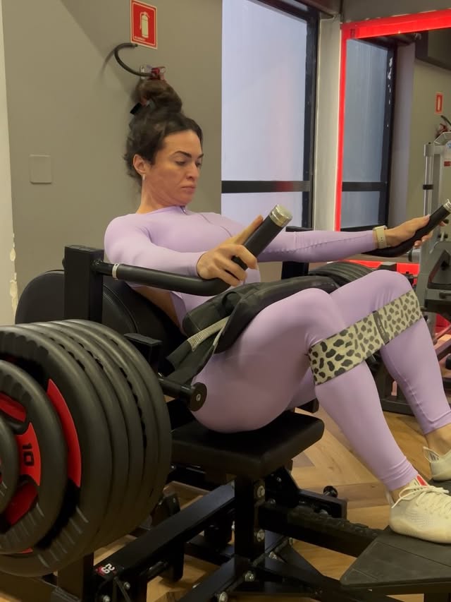 O único problema de fazer esse treino de inferiores é que vai te deixar gostosa demais! Cuidado….💖 by @marcelemarquespro