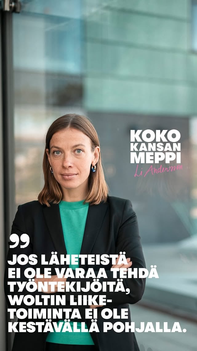 Jos yrityksellä ei ole varaa maksaa työntekijöille Suomen lainsäädännön tai työehtosopimusten mukaista palkkaa, niin sen liiketoimintamalli ei ole kestävällä pohjalla.Sain edellisen Wolt-videon jälkeen kommentteja, joiden mukaan on tärkeintä, että ihmisillä on edes jotain töitä. Näin hyväksytään, että Suomessa valmiiksi heikossa työmarkkina-asemassa olevat työskentelevät muutaman euron tuntipalkalla näennäisyrittäjinä ilman kunnollista työterveyshuoltoa tai eläkkeen kertymistä, ja he vielä kaiken lisäksi maksavat itse esimerkiksi työssä välttämättömän kulkuneuvon kustannukset. Näin myös hyväksytään, että Woltin kaltainen yritys ei aidosti noudata suomalaisen tuomioistuimen päätöksiä siitä, että kuljettajat ovat työntekijöitä, joille kuuluvat kaikki työntekijöiden oikeudet.Minua lähestyi edellisen videon jälkeen Woltille työskennellyt lähetti, joka olisi korkeimman hallinto-oikeuden päätöksen jälkeen halunnut työntekijän aseman sekä asianmukaisen palkkauksen, viitaten pyynnössä KHO:n päätökseen. Häntä pyydettiin hakemaan työntekijäksi Wolt Careers -palvelun kautta, mutta useankaan hakemuksen lähettämisen jälkeen hän ei ole joko saanut mitään vastausta tai sitten “valintamme ei valitettavasti kohdistunut sinuun”.Samalla hän ei ole saanut Woltilta yrittäjänä yhtäkään toimitettavaa tilausta, vaikka hän on edelleen aktiivinen kuljettaja. Hänen viestinsä oli, että kritisoijat ja kysymysten kysyjät eristetään systemaattisesti.Hän ei ollut myöskään kuullut, että kukaan mukaan olisi saanut työsuhdetta Woltilta, vaikka yrityksen mukaan palkattuja lähettejä olisi jo yli sata. Niin tai näin, tämäkin on pieni osuus yli 10 000:sta Suomessa olevasta lähetistä.Hän kertoi myös, miten ulkomaalaistaustaisille maksetaan jostain syystä vähemmän kuin suomalaistaustaisille. Jos suomalaisille maksetaan keskimäärin 4,50€ yhdestä kuljetuksesta, saavat muut yleensä keskimäärin noin 3,50€ – selvää syytä tähän hän ei osannut sanoa, mutta tämän kaavan hän havaitsi puhuessaan muiden lähettien kanssa.Hänen mukaansa työntekijän asema Woltilla ei ole mennyt viime vuosina parempaan suuntaan, pelkästään heikennyksiä ja huonompaa kohtelua – emme voi hyväksyä tällaista. by @lindrssn