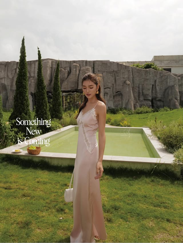-“ Silk Soirée “奔赴一場夏日盛宴的浪漫首選優雅柔美的緞面蕾絲強勢回歸它不再僅限於重要場合而是精緻感延伸至日常通勤、休閒約會和晚宴穿搭中在浪漫、個性和長期主義中找到完美平衡June 7, 10PM coming soon by @the.mumm.official