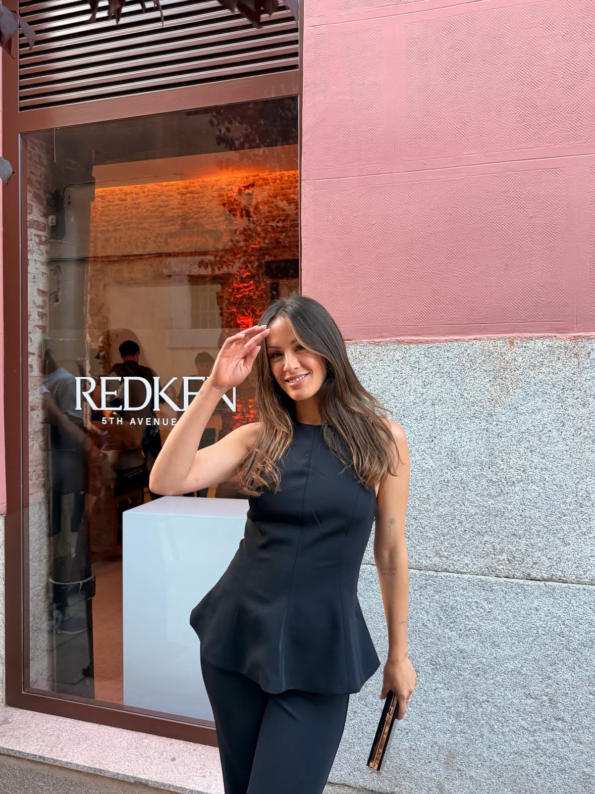 Publi/ Chulis! Ayer me colé en un auténtico pedacito de Nueva York sin salir de Madrid gracias al primer Pop Up de @redken_es ✨🖤

DJ, bolera, glambot, photobooth, un bar clandestino increíble y espacios donde descubrir qué necesita tu pelo y probar algunos de sus productos más icónicos.

También pude conocer mejor la gama ABC de Redken, una de las grandes estrellas del evento, y su famoso leave-in, del que ahora entiendo perfectamente por qué tiene tantos fans 😌.

Y lo mejor!!! hoy 5 y mañana 6 de junio el espacio está abierto al público, así que si os apetece pasar un rato diferente y vivir la experiencia, todavía estáis a tiempo. 💋🖤