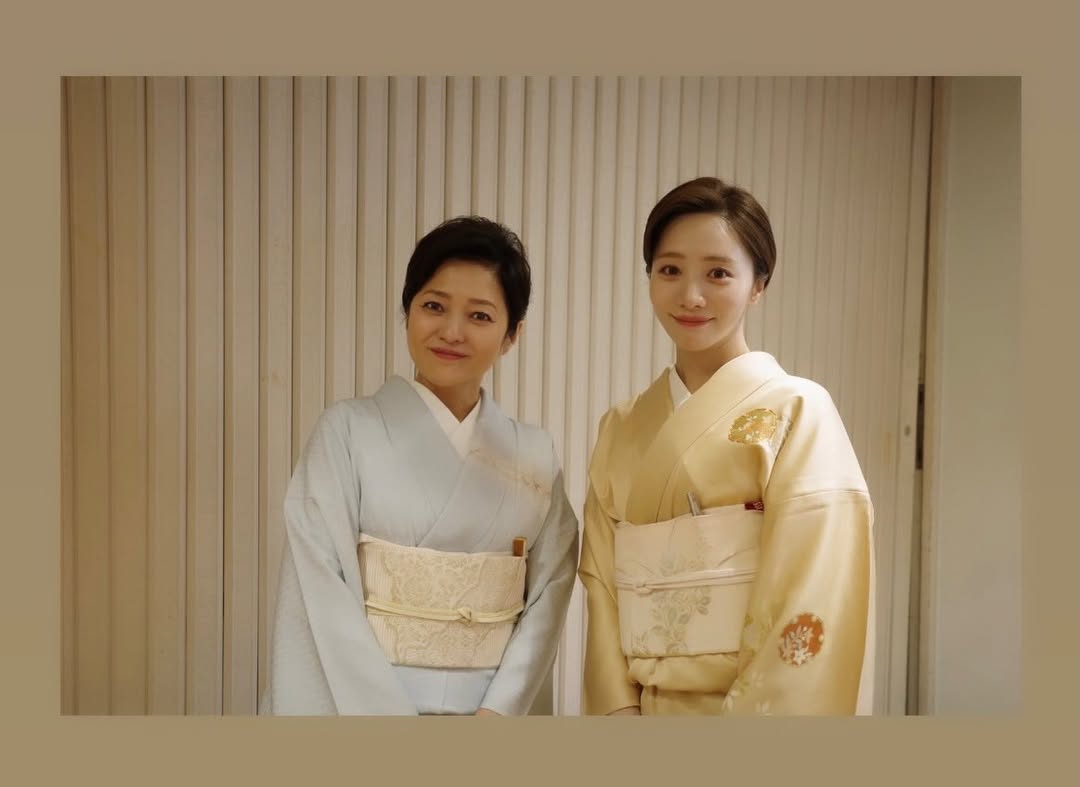 ひまわりの様な🌻
かわいいお嫁さんが
歌舞伎役者の妻として
初めての初日を迎えました💯

今日は橋之助が
『仮名手本忠臣蔵』
五、六段目の勘平という大役を
初役でつとめる公演

知らない世界
知っていて「当たり前」とされるのに
何を知らないのかさえわからない
そんな中で
彼女が毎日笑っている
それがどれだけすごいことか
これからも
私にはわかるつもりなので
全力で応援したいです
　
この家に来てくれたこと、
息子と並んで歩いてくれること、
ありがとう😊