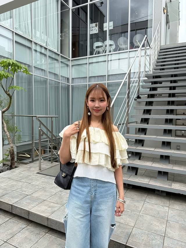 ふわふわ可愛いオフショル🤍ストーリーでもたくさん質問いただいたトップスです✨@make_ai_official 淡いイエローが顔まわりを明るく見せてくれてデニム合わせでも少し華やかな感じに🍋夏はちょっと甘めトップスも着たくなる🤍⁡@__rui._____ では楽しく歳を重ねる情報発信しています♡ by @__rui._____