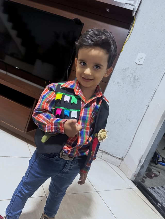 Tem gente que veste uma roupa de caipira… e tem quem roube todos os corações usando ela. Que Deus conserve sempre essa alegria, meu filho. Te amo muito! 🤎🌽✨#arraia #festajunina #caipira #meuamor #meumenino💙 by @mayradematos