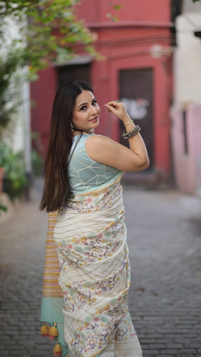 Girl In The Garden Saree✨Elegant Chanderi Handblock Soft, serene, and blissful, garden motifs on an ivory pastel base. With golden foil details , this saree feels like a gentle song of joy – airy, graceful, and timeless.Has Beautiful Handmade TasselsSaree by @chhapa_gj8 [handblock print, chanderi, handmade, chhapa, summer collection, styling, cotton silk, outfit inspo, viral ethnic fashion, elegant indian outfits, summer ethnic wear, trending fashion content, viral reel, ethnic wear India, pintrest asthetics, saree lover, fit checks, desi outfit]#explore #fyp #trendingreels #viralreels #desioutfit by @fashion_enthusiast_sr