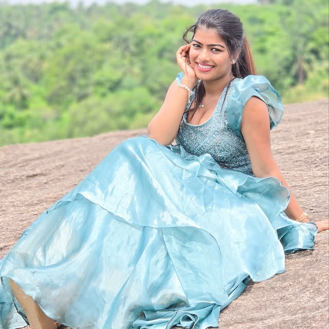 ✨ ചിരി മതി, ബാക്കി ഭംഗി അതിന്റെ കൂടെ വരും.