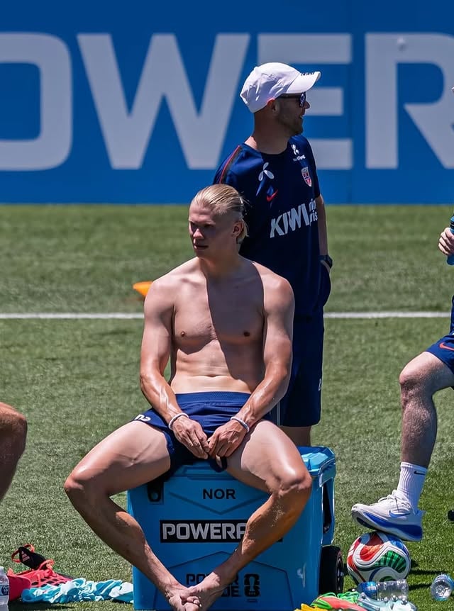 TÃO SENTINDO O CALOR? 🥵🇳🇴

Começaram os treinos da seleção da Noruega e aparentemente eles não estão gostando muito do calor dos Estados Unidos… 😅

📸: updatecharts / X

*Contém legenda automática 

#ViveNaGente #Noruega #Halaand #Nusa