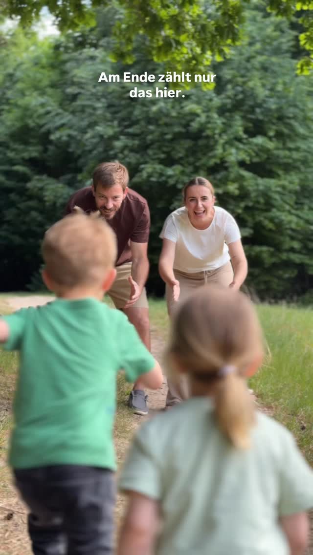 Wir sind wieder vereint ❤️ Alina durfte das Krankenhaus verlassen. Sie muss weiterhin medikamentös behandelt werden und eine richtige Diagnose haben wir leider immer noch nicht bekommen, aber zumindest hat sich ihr Zustand erstmal stabilisiert. Jetzt hoffen wir einfach, dass es das letzte Mal war, oder dass weitere Untersuchungen endlich mehr Klarheit bringen, damit wir dementsprechend handeln können. Für den Moment sind wir einfach nur dankbar, wieder zusammen zuhause zu sein. 🤍 by @annaheiser
