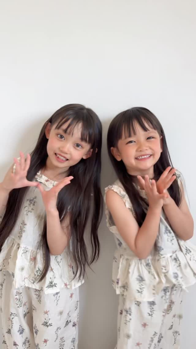 2人とも髪の毛伸びたからそろそろ切らないとだね〜👧🏻👧🏻#三姉妹 #ゆにみあのわ by @pome.rono