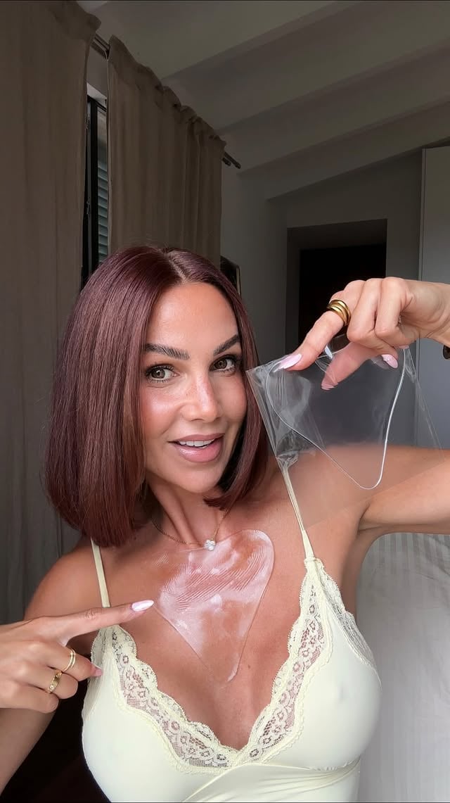 Diese Silikonpads fürs Dekolleté sind für mich eine echte kleine Revolution ✨

Günstig, super effektiv und so einfach in der Anwendung – ich möchte sie nicht mehr missen. 🤍

Ich habe euch die Pads in meiner Story verlinkt. Falls ihr das Reel später seht, findet ihr den Link auch in meinen Highlights unter „Trust Me“ 📌

Vertraut mir – ihr braucht das. 😉
