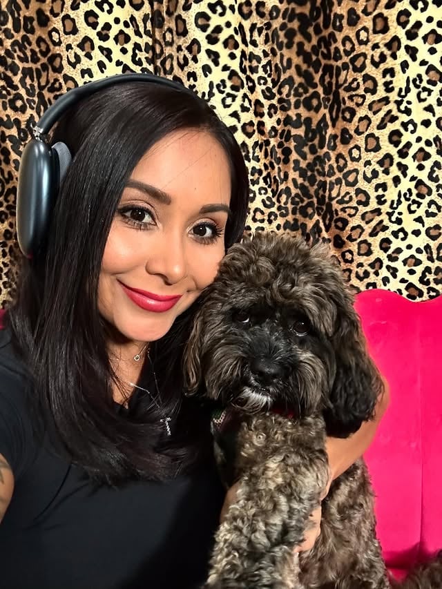 👩🏽🐶💕