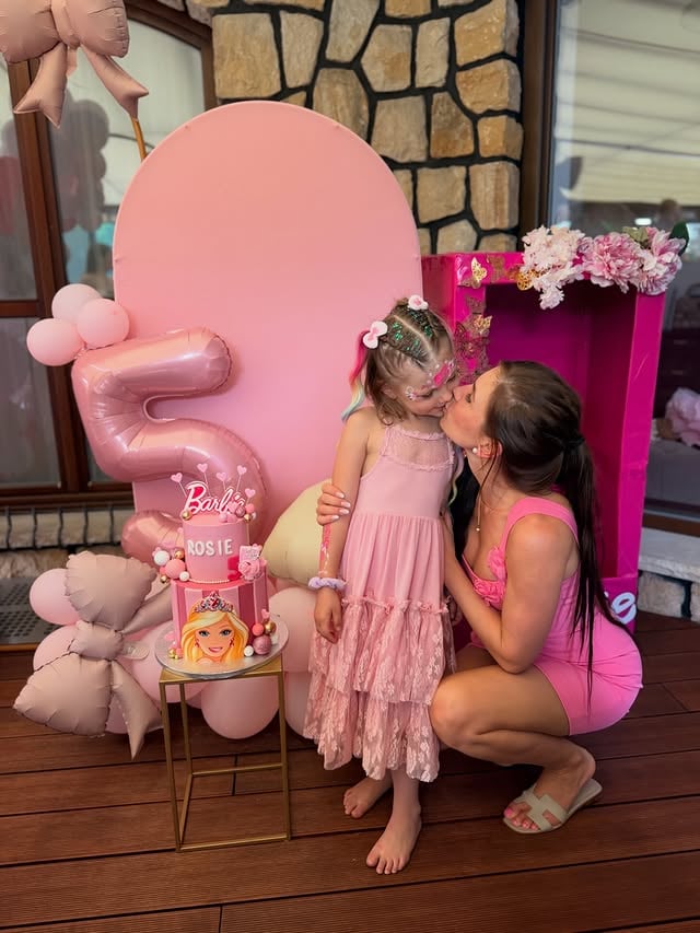 My dearest Rosie, wish you all the best on your 5th birthday today..🥹♥️♥️ Všichni Vám neustále řikaj: Ani se nenaděješ a budou z baráku a půjdou si vlastní cestou…🥹 A mají pravdu, najednou si prohlížíš 5 let staré fotky a máš pocit, jako by to bylo včera, jakobys jen mrkla a všechno uteklo tak moc rychle…🫶🥹♥️Z moji malé holčičky je taková slečna! Milujeme Tě Rosinko naše🤍🫶#happybirthday #loveyou #withloverosie by @vladenkaaa