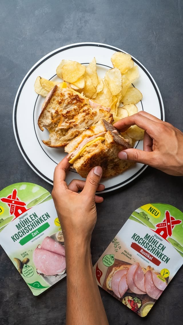 Anzeige | Lust auf ein richtig saftiges Sandwich, das einfach alles kann? 🥪 Dieses New York Reuben ist außen knusprig, innen saftig und vollgepackt mit herzhaftem Geschmack: Cremiges Dressing, warmes Sauerkraut und der vegane Mühlen Kochschinken Rustikal von der @ruegenwaldermuehle machen dieses Sandwich zum absoluten Comfort Food Highlight. 🤍 Perfekt für einen schnellen Lunch oder wenn ihr euch etwas richtig Gutes gönnen wollt – denn am besten schmeckt’s, wenn’s allen schmeckt.✨⁠⁠PS: Das Rezept funktioniert auch super mit der zweiten Sorte Veganer Mühlen Kochschinken Zart⁠⁠🍽️ Portionen: 1 Sandwich | 🔥 Schwierigkeitsgrad: einfach⁠⁠🧾 ZUTATEN⁠⁠Sandwich⁠2 Scheiben Sauerteigbrot⁠70 g Veganer Mühlen Kochschinken Rustikal⁠2 Scheiben veganer Käse⁠1 TL vegane Butter⁠2 Gewürzgurken zum Servieren⁠1 Tüte Kesselchips zum Servieren⁠⁠Sauerkraut⁠100 g Sauerkraut⁠1 TL Ahornsirup⁠1 TL Senf⁠½ TL Kümmel⁠1 EL Wasser⁠⁠Dressing⁠2 EL vegane Mayo⁠1 EL Ketchup⁠½ TL Senf⁠2 EL Gurkenwasser⁠1 gehackte Gewürzgurke⁠1 TL Zitronensaft⁠½ TL Paprikapulver⁠Salz⁠Pfeffer⁠⁠👨🏽‍🍳 ZUBEREITUNG⁠⁠1. Das Sauerkraut mit Ahornsirup, Senf, Kümmel und Wasser in einem kleinen Topf 5–7 Minuten leicht köcheln lassen, bis es weich und saftig ist, dann beiseitestellen.⁠2. Für das Russian Dressing alle Zutaten glatt verrühren und abschmecken, bis es cremig, leicht säuerlich und würzig ist.⁠3. Eine Brotscheibe mit Dressing bestreichen und mit Käse belegen, anschließend den veganen Kochschinken und das warme Sauerkraut darauf schichten. Die zweite Brotscheibe ebenfalls mit Dressing bestreichen und das Sandwich schließen.⁠4. Die Außenseiten mit veganer Butter bestreichen und das Sandwich in einer Pfanne bei mittlerer Hitze goldbraun anrösten, bis das Brot knusprig ist und der Käse geschmolzen ist.⁠5. Aus der Pfanne nehmen, halbieren und mit Gewürzgurken servieren. Optional mit Chips genießen.⁠⁠#RuegenwalderMuehle #schmecktallen #AmBestenSchmecktsWennsAllenSchmeckt by @veganewunder