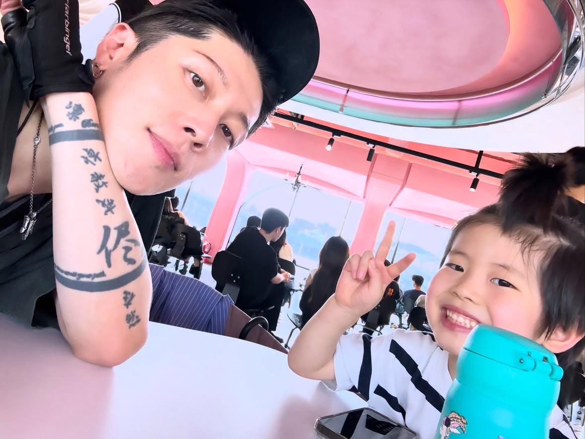 Cafe time with my little buddy aka Chonmage Prince 🍹

Before the kids were born, I honestly never cared much about what day it was.

But now, weekends feel different and more special. I never thought I’d be the kind of person who actually wanted to go chill at the park. I barely even went out in the sunlight back then. lol

Sometimes I wonder how many more of these peaceful, ordinary weekends we’ll get to have. And when I think about that, even a nothing-special kind of day feels incredibly precious.

Hope you all have a peaceful weekend.

ちょんまげ王子と週末カフェタイム

キッズたちが生まれる前までは、
曜日とか祝日なんて気にしたことなかったし、
公園に行きたいなんて思ったこともなかった。

そもそも、あまり日光にも当たってなかったしね。笑

あと何回こういう何気ない穏やかな週末を迎えられるんだろう、なんて考えると、何でもない一日が、とても尊く感じるよね。

みんなも素敵な週末を過ごしてね。

😃