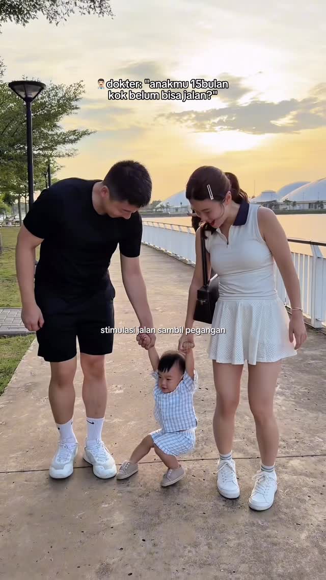 sebelum DSA ngingetin, kami gak stimulasi sama sekali, mikirnya nunggu Aspen bisa sendiri aja tapi jatuhnya makin manja minta digendong mulu HEHE😂 akhirnya setelah diajak jalan sendiri pakai walker + gandengan, tiba-tiba one day berdiri sendiri dan mulai jalan! Mungkin terhitung sedikit lebih lambat tapi masih di batas normal, yang penting anak kita developing di setiap sisi (social, ngomong, tumgi, motoric), pakai aja feeling kamu sebagai ortu pokoknya🥹👍🏻

#firststeps #babymilestones #babywalking #babystanding #supportmom