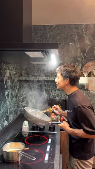 生姜シロップとプリンの日

日曜日、いかがお過ごしですか？
こちらは雨がしとしと降ってきました

4時半からお姫様達とおじいちゃんのご飯のお世話をして
二度寝出来ず、キッチンへ

苦味のあるカラメルを作って、今回の滑らかプリンは大成功😌

静かな森の中で、カラメルが焼ける音を聞いて
今日はとても良い朝でした

正解は
プリンでした🍮