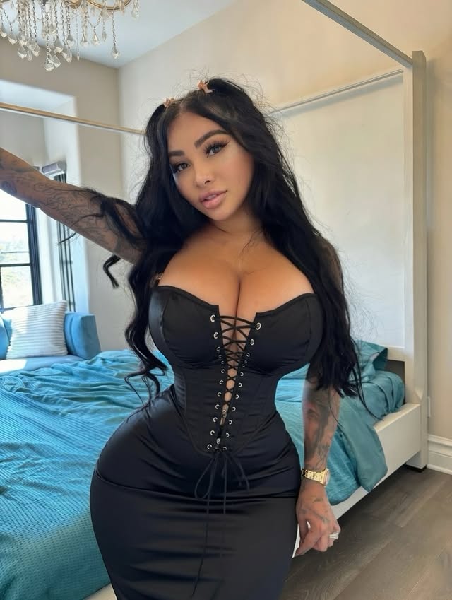 corset snatched, confidence maxed 🖤

#blackcorset #curvygirl #luxurylifestyle #tattooedmodel #ootd