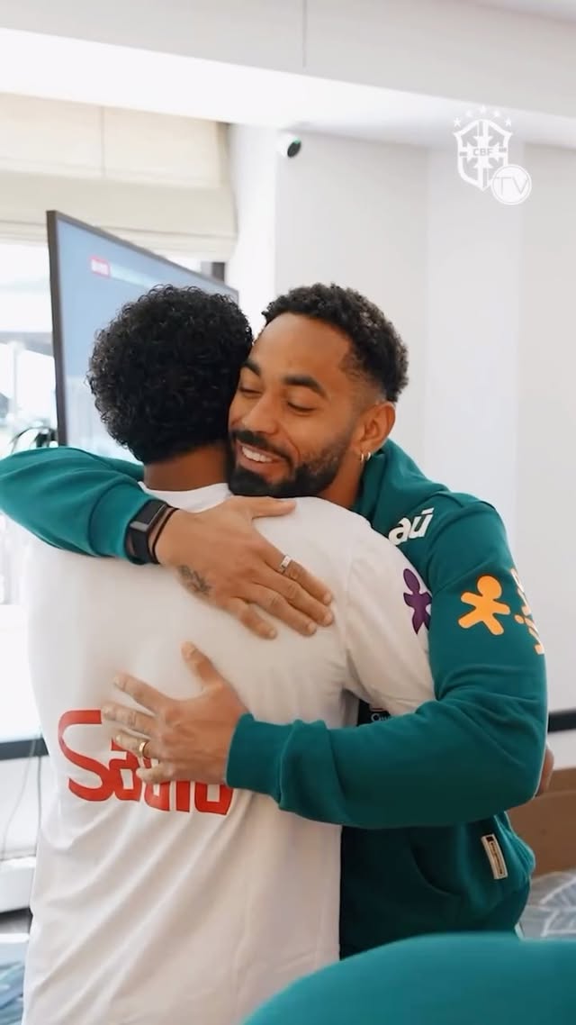 Éderson se junta à Seleção Brasileira em Nova Jérsei. O meio campista foi recebido pelos seus companheiros, que o acompanharão na jornada da Copa do Mundo de 2026!