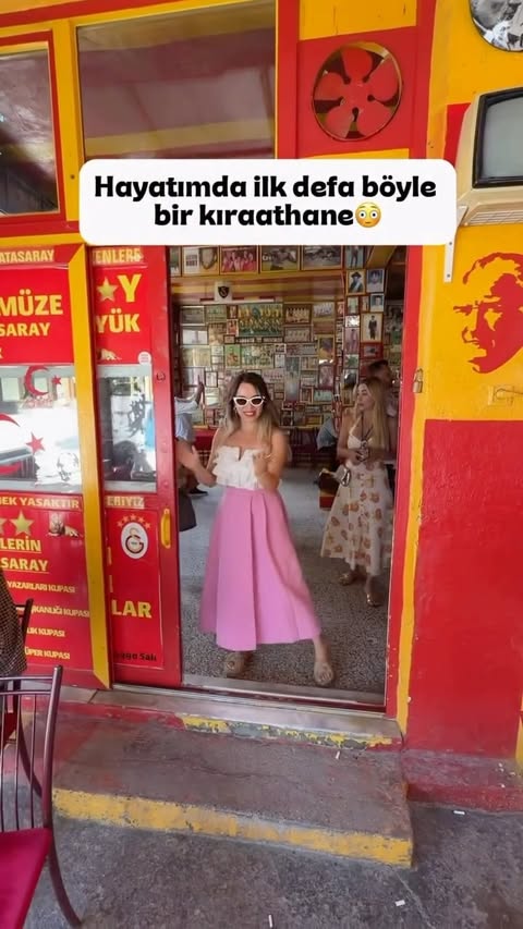 Buraya fenerliler giremez !! 
Bu köyün %98 i Galatasaray taraftarıymış 😳❤️💛

Burası kırathaneden çok Gs müzesi gibi değil mi ? 
Gs kazandığı maçlarda çaylar ücretsizmiş.

👉🏻 Buraya yolun düşerse ve Gs li isen mutlaka uğra. 

📍 Manisa Osmancalı Köyü (ücretsiz reklam)

Bu videonun tüm kullanım hakları tarafıma aittir. İzinsiz kullanım yasaktır.

👉🏻Birlikte gidelim dediğin kişiye gönder 💌