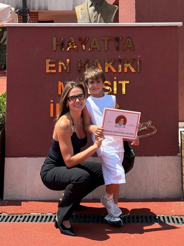 Bugün ilk mezuniyet kepini attın Ali🎓 Gözlerim dolu dolu ve sana bakıp seni her izlediğimde gururdan parlıyorlar🥹✨ Kıymetlim, oğlum, can dostum.. Yeni yolun apaçık olsun ve keyifli anılarla dolsun!💙