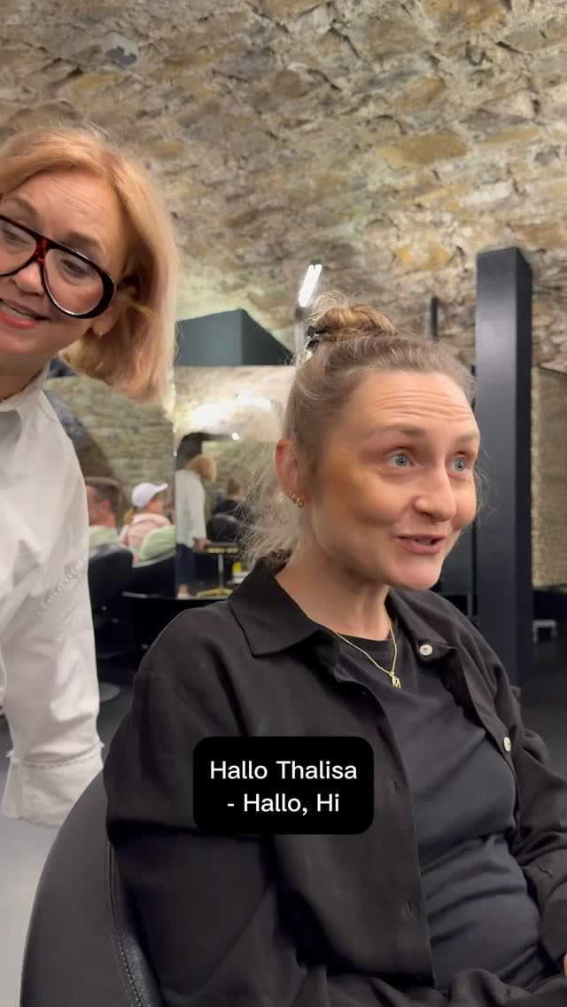BERATUNG

Das schönste Tun für uns Friseure ist es Menschen glücklich zu machen !
Dazu analysieren wir die Person die vor uns sitzt
- Haut
- Augenfarbe
- Haarstruktur
- Wuchsrichtung
- ….
Dabei gibt es aber noch viel mehr Punkte die zum jetzigen Zeitpunkt zum neuen Look gehören
Die Ansprüche an den Look sind mit 
20 Jahren anders als mit 
30 Jahren  anders als
40 Jahren….
Dann gibt es ja auch Wünsche die wir Friseure gerne erfüllen wollen.
Das macht diesen Beruf so 
EINZIGARTIG, so 
BESONDERS 🥰

Für mehr speichere diesen Beitrag gerne ab und folge uns auf
➡️ INSTAGRAM  Kopf_Kunst
➡️ TIKTOK  Kopf-Kunst

#KOPF_KUNST #Beratung #Wellabewegt #MakeItYou #allesAUSSERgewöhnlich @wellapro_dach