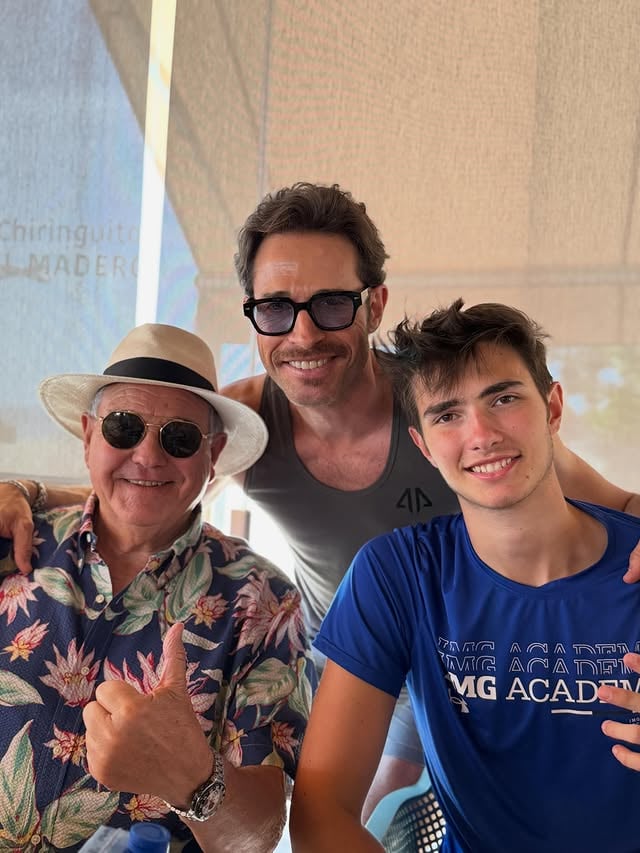 Tres generaciones, una misma historia.
En esta foto están dos de las personas más importantes de mi vida: mi padre y mi hijo.
De mi padre recibí valores, enseñanzas, ejemplos y el amor que me ayudó a convertirme en quien soy. De mi hijo recibo cada día una nueva razón para seguir creciendo, aprendiendo y dando lo mejor de mí.
Poder compartir momentos con ellos me recuerda lo afortunado que soy. Uno me mostró el camino y el otro me inspira a seguir recorriéndolo.
El tiempo pasa, las etapas cambian, pero hay lazos que se fortalecen con los años. Hoy celebro esa conexión, ese legado y ese amor que nos une.
Los Rulli, unidos por la sangre, por los valores y por el corazón. ❤️
Los Amoooo @oscarabelrulli @santiagorulligalliano