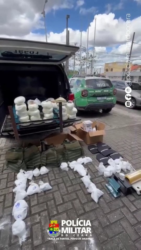 Uma ação de equipes do 16° Batalhão da Polícia Militar do Ceará (PMCE) resultou na apreensão de 23,6 kg de cocaína, 1,5 kg de crack, 520 g de maconha do tipo skunk, cerca de 100g de haxixe, 28,1 kg de mistura utilizada na produção de cocaína, cinco placas balísticas de cerâmica, cinco capas de coletes balísticos, uma prensa hidráulica industrial, uma balança de grande porte, uma balança de precisão e frascos de medicamentos utilizados como insumos para mistura de entorpecentes. O material foi localizado na manhã deste sábado (6), em um imóvel na rua Vinte e Cinco de Dezembro, no bairro Paupina, em Fortaleza.Leia a matéria completa em nosso siteLink na bioPolícia Militar do CearáRaça de Fortes, Povo de Bravos by @policiamilitardoceara