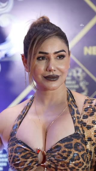 Hyee garmi 🥵 
.
.
.
#filmygalaxy #kangnasharma
