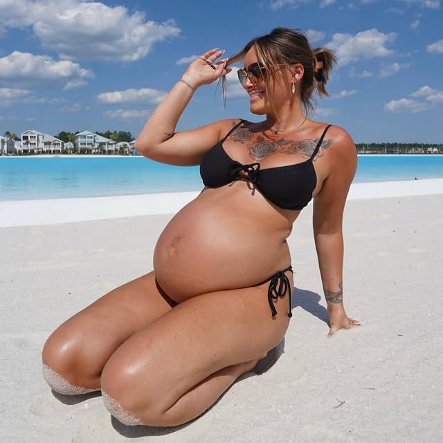 Every pregnancy journey is unique, beautiful and worth celebrating. 🤍Tonight we’re celebrating this gorgeous mama and the incredible life growing within her.Show her some love in the comments below! 👇📩 Want to be featured? DM us your maternity photos.#TheMaternityGlow #pregnancyjourney #babybump #momtobe #pregnancyglow by @mesmerisingmaternity