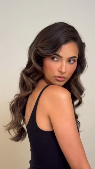 Big curls day 😍Hair: @styledbyneda_ Model: @leidy.amelia MUA: @karlyketelle Photographer: @leyla.stefani #photoshoot #bts by @leidy.amelia