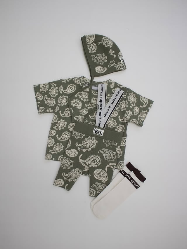 ⁡⁡気づけば毎日のように手に取っている。⁡そんなお洋服って、着心地が良くて、どんな日にも寄り添ってくれるものだったりします。⁡やわらかなニット素材で仕立てたサスペンダー付きショーティ。⁡ペイズリー、ストライプ、無地グレー。⁡たくさんのお声をいただいていたアイテムが、6/12 12:00より再入荷いたします。⁡また皆さまにお届けできますように。⁡—⁡Suspenders Knit Short Pants⁡Restock June 12, 2026 at 12:00⁡SemonApartMent⁡⁡ by @semon_apartment