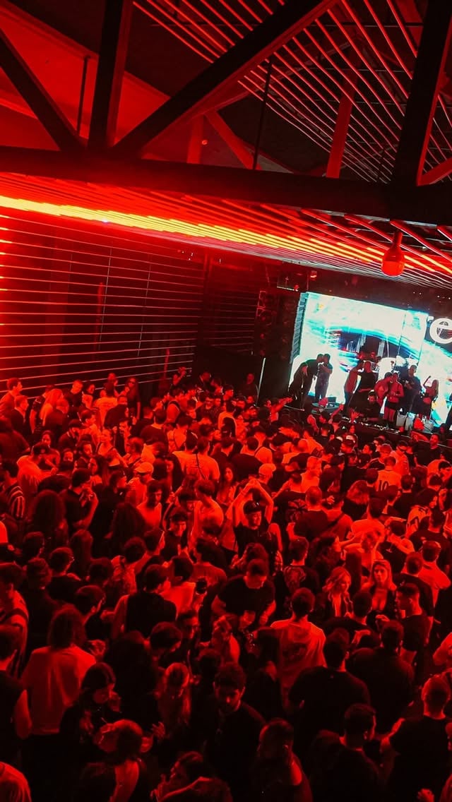 @organicpiecesbr assume a cabine do D-EDGE Rio nesta sexta (12) com muito groove e uma identidade sólida 🖤 A estreia na Cidade Maravilhosa promete uma pista quente do início ao fim: @crewcutzmusic, @classmatic, @lowderz & @rodrigo__dig traduzem no som o DNA da label e comandam nossa cabine com muuuito feeling de pista! Preparados? ;) Ingressos pelo link da BIO by @dedgeclubrio