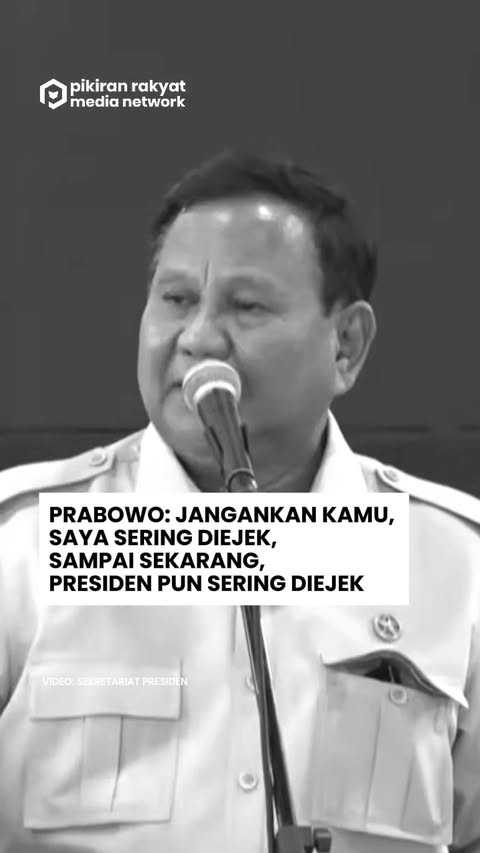 Prabowo: Jangankan Kamu, Saya Sering Diejek, Sampai Sekarang, Presiden pun Sering Diejek
.....

Presiden RI Prabowo Subianto memberikan semangat pada siswa Sekolah Rakyat Menengah Pertama (SRMP) 17 Tabanan, Gede Bagus yang mengaku bahwa ia sering dirundung di sekolah dasar. Prabowo pun yakin, Gede Bagus akan menjadi orang yang berhasil.
.
Selain memberikan semangat, Prabowo pun bercerita bahwa sampai saat ini ia juga masih sering mendapat ejekan.
.
"Enggak apa-apa diejek. Jangankan kamu, saya sering diejek, sampai sekarang, presiden pun sering diejek. Enggak apa-apa," ujar Prabowo saat meninjau Sekolah Rakyat Menengah Pertama 17 Tabanan, Bali, 7 Juni 2026
.
"Kalau kita diejek, kita balas dengan sopan santun. Semakin dihina, semakin kau teguh, semakin berani, semakin sopan. Dihina sopan. Ya, jangan kecil hati," ujarnya menambahkan.
.
#Prabowo #SekolahRakyat #Bully