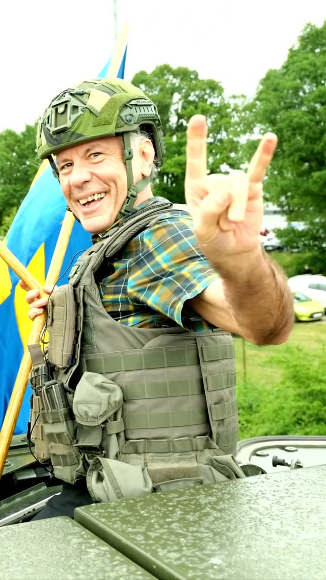 Tanks for the uber, Sweden! 🇸🇪

Bruce got a lift from the Swedish Army… There could be worse ways to get to work!

#IronMaiden #BruceDickinson