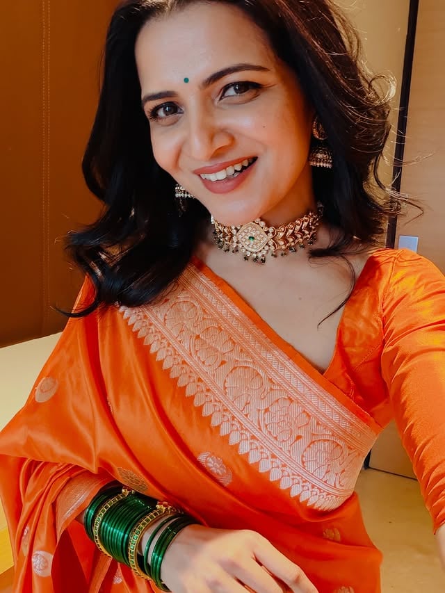 Oru selfie pottu Romba naal achu ila? 

After a long time in salem, for an inauguration. Thnks for having me @minusclinicofficial and Spl Thnks to @haripriyaa_official , heart is full ❤️❤️

Styling by yours truly me ❤️🧿
Saree @premam.silks 
Jewelery @bronzerbridaljewellery 
Hair @sowntharya_hairandmakeup