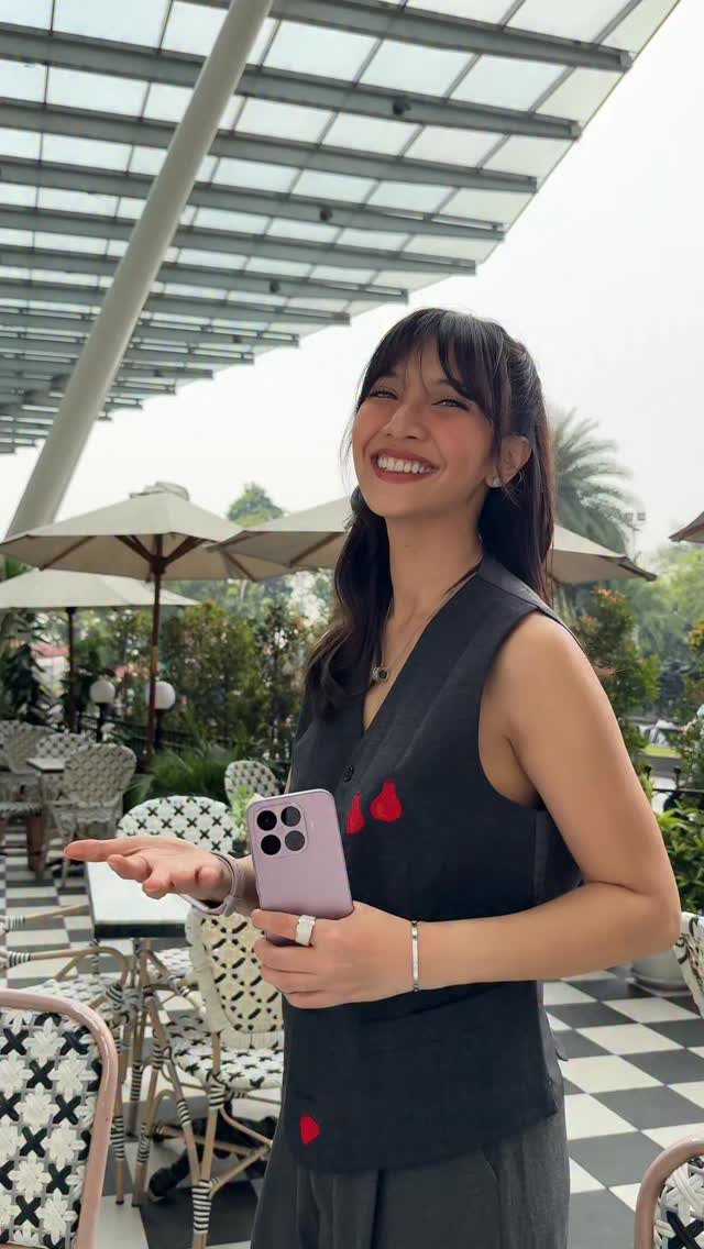 Aaah seru banget First Sale Xiaomi 17T series kemaren! Seneng bisa ketemu dan ngobrol langsung sama temen2 yang beli dan nyobain 17T series untuk pertama kalinya~ ada yang pengguna setia Xiaomi, ada yang beliin jadi kado buat orang tersayang, ah gemas deh! Makasih ya semua yang udah ramein first sale kemaren!Buat kalian yang belom sempet mampir, Xiaomi 17T udah tersedia di official store Xiaomi! Udah masukin ke wishlist kalian beloom 👀👀👀 ayo kita kembaran ungu unguuu~ 💜💜💜#Xiaomi17TSeries #GiveMe5Xiaomi @xiaomi.indonesia by @sheiladaisha