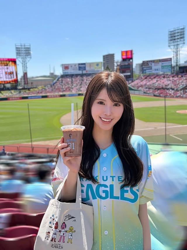 よく晴れたけど風が強かった仙台🌞

球場グルメはプリンにチョコ、私の大好物がたくさん！
チョコシェイクのお店の場所が分からず、球場の周りを1時間ほどぐるぐるしていました😵‍💫（笑）

野球のルールは少しずつ勉強中です！
観るたびに新しい発見があって楽しみが増えました😊

#楽天イーグルス #東北楽天ゴールデンイーグルス  #野球 #野球観戦 #東北