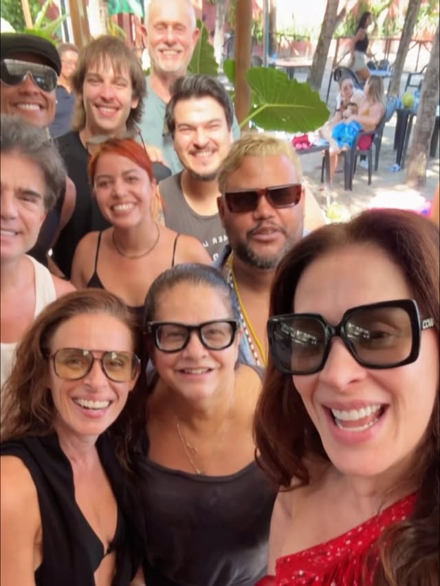 Fim de uma temporada incrível de Cenas da Menopausa. ❤️
Depois de um ano e meio em cartaz, encerramos essa etapa com o coração cheio de gratidão. Obrigada a cada pessoa que esteve na plateia, que riu, se emocionou e viveu essa experiência junto com a gente.
Esse espetáculo tem um lugar muito especial na minha vida por poder falar sobre um tema tão importante de forma leve, divertida e informativa, levando identificação, acolhimento e reflexão para tantas mulheres.
Obrigada a toda a equipe, ao elenco e, principalmente, ao público que abraçou essa história desde o primeiro dia.
Agora nos despedimos dessa temporada, mas apenas por um tempo.
Até breve. ✨ #cenasdamenopausa