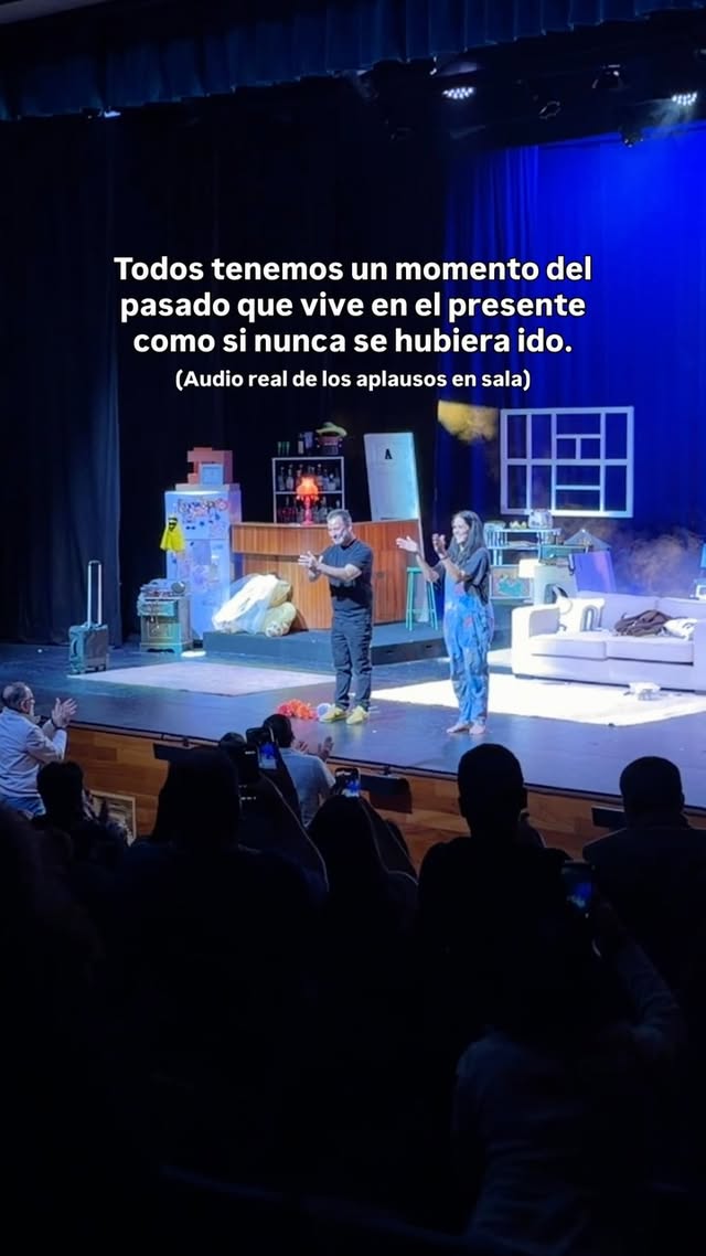 ¡Así terminamos este primer fin de semana! 🌸☁️Sala llena. Público de pie. Y unos aplausos que nos siguen emocionando.Gracias por acompañarnos, reír, emocionarse, asombrarse y conectar con esta historia. Cada función ha sido un regalo para todo el equipo. 🩵✨ Sólo quedan 16 funciones de 🌸 Flores en las Nubes ☁️.🎭 Camino Real 1037, San Isidro. @nospucpoficial🎟️ Entradas en @joinnus💳 20% de descuento con @scotiabankpe by @gianellaneyra_