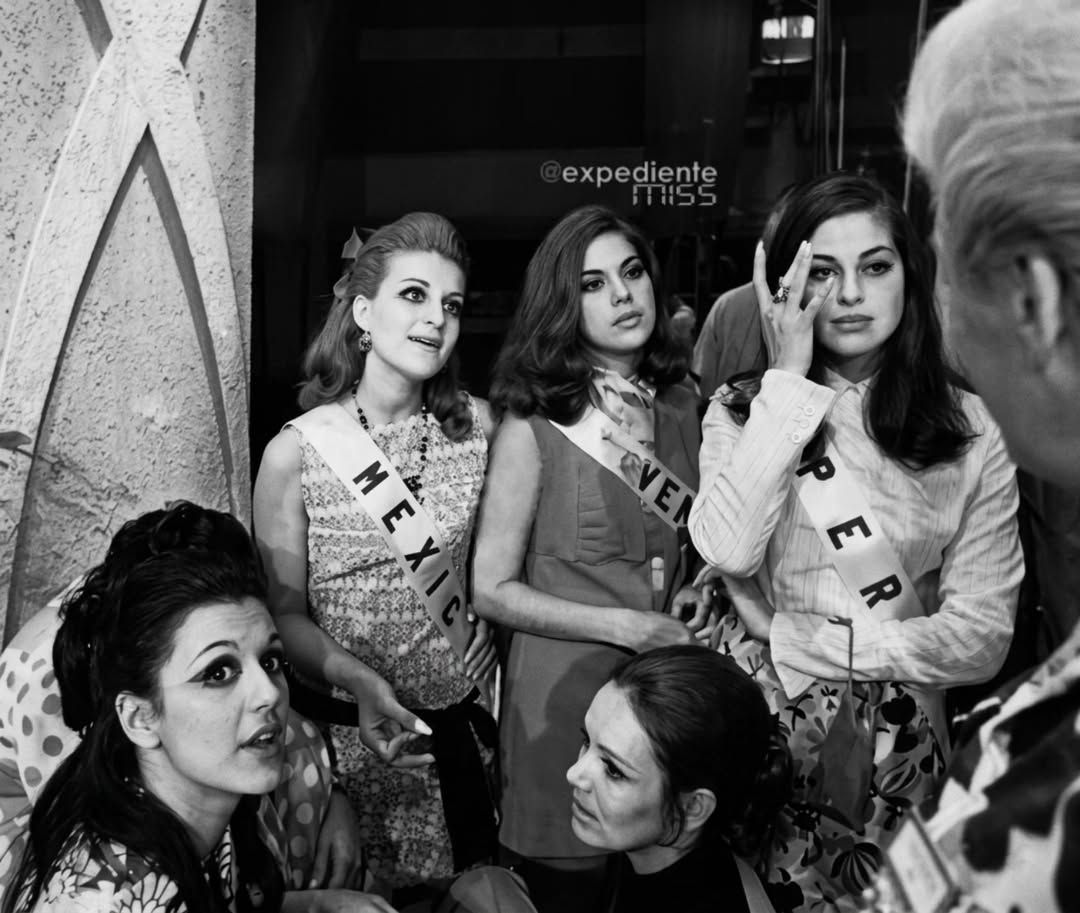 Un grupo de candidatas al #missuniverso 1969, durante la concentración del certamen realizado en Miami Beach, Florida. De izquierda a derecha: Gloria Hernández Martín del Campo, Miss México; María José Yellici Sánchis, Miss Venezuela y María Julia Mantilla Mayer, Miss Perú. #mariajoseyellici #mariajuliamantilla #gloriamartindelcampo #missvenezuela by @expedientemiss