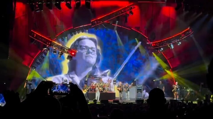 Growing up I always thought I couldn’t improvise. It’s been a long journey coming into myself and the confidence to express creatively through improvisation and this felt like a huge moment of reflection of how far I’ve come. Can’t believe I’m taking a solo on stage with the @davematthewsband . What a joy and privilege 💜 

Shout out to @electricviolinshop @mattbellviolinist @fiddlemar @rodes_baby and @_magic.al for helping set me up with all the gear I needed! 

Video by @molliesteps