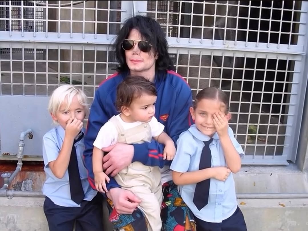 Prince, Paris and Bigi with their dad 2003 ♥️ 
📸 gracerwaramba 
.
#princejackson #parisjackson #bigijackson #michaeljackson