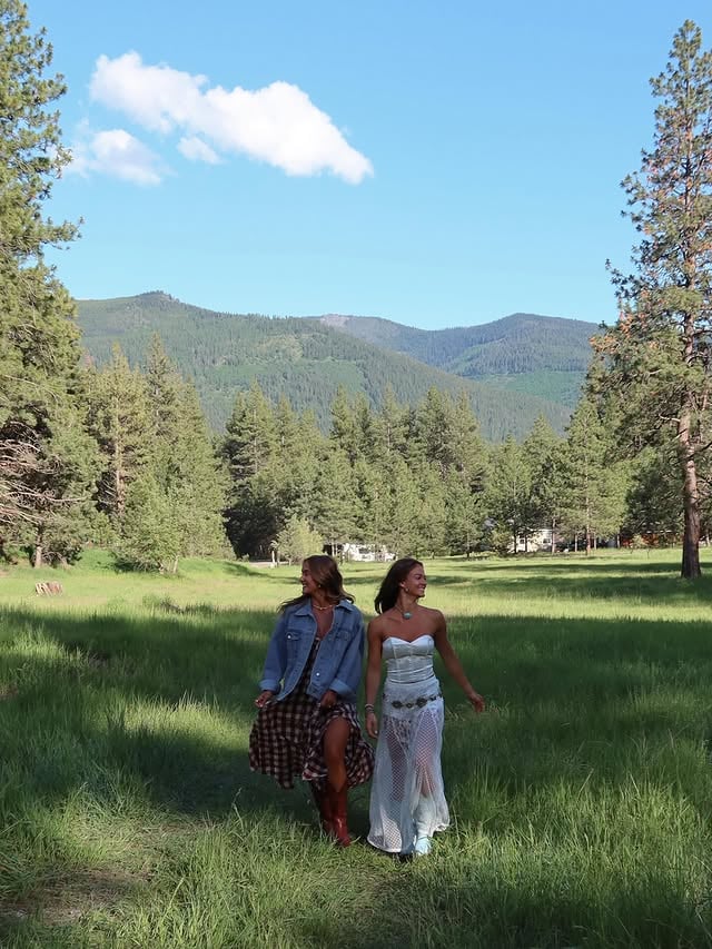 Montana for a minute 🏔️🥾🌾💍 To know @ashley_johnson21 is to love her! The best weekend celebrating the future Mrs. Hudgins 🤍 by @morgantpete
