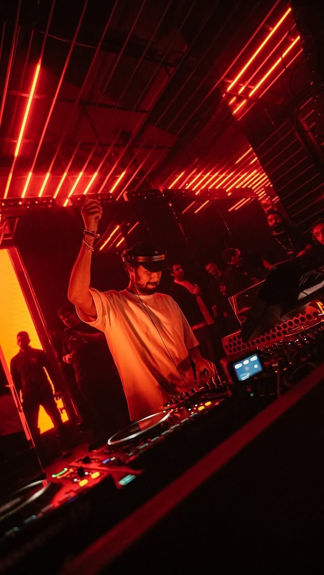 YES! A pista do D-EDGE Rio se prepara pra receber hoje @mazmusic all night long com todo o seu borogodó! O carioca da gema se prepara pra mais um SOLD OUT histórico ❤️‍🔥Pista 2 sob o comando de @evokingsmusic & @lubungner com as melhores energias e os últimos ingressos disponíveis! Não vai dar mole, né? ;) Compre agora pelo link da BIO by @dedgeclubrio