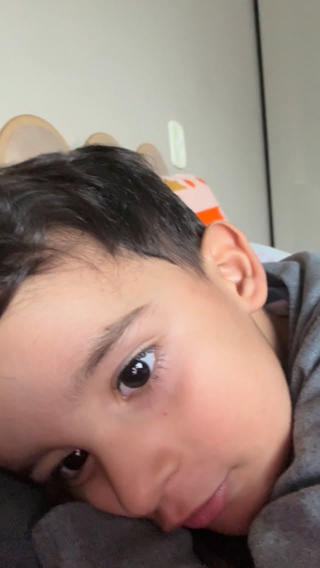 São nesses pequenos momentos que eu percebo o quanto ele está crescendo, aprendendo e descobrindo o mundo com seus olhinhos cheios de curiosidade. E eu? Eu tenho o privilégio de acompanhar cada conquista de pertinho.Meu filho, você nem imagina o tamanho do orgulho que sinto de você. Cada palavra, cada aprendizado e cada sorriso seu enchem minha vida de um amor que não cabe em mim.Ser sua mãe é a maior bênção da minha vida. Te amo mais do que qualquer palavra poderia explicar. 💙#filho #inglês #meuamor by @mayradematos