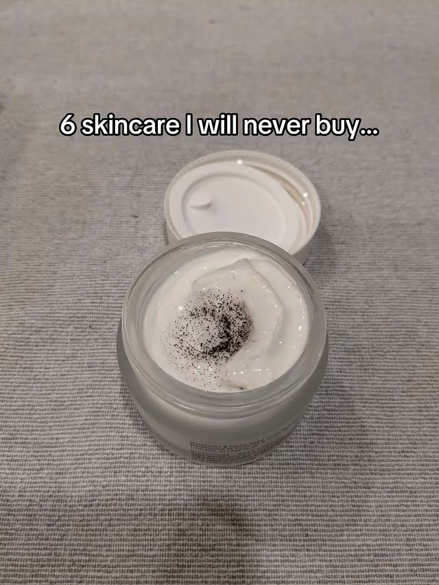In this economy…

Skip semua gimmick skincare yg gak essential…

Gak perlu beli selusin produk yg fungsinya mirip atau bahkan sama aja satu sama lain.

Basic skincare routine dgn 3 produk (cleanser - moisturizer - sunscreen), asal pemilihan produknya tepat sesuai kebutuhan kulit masing2 dan dipake rutin konsisten udah bisa gong maksimal hasilnya kok.

Contoh lainnya nih buat flek hitam atau melasma. Gak harus beli tinted sunscreen baru lagi kalo misalkan udah punya sunscreen biasa dan foundation/skintint. Bisa layering keduanya…

Remember… Skincare is never about the quantity… ✌️

Next bahas apalagi?
