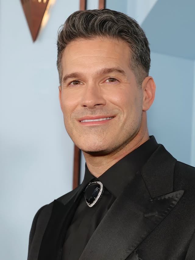 Interesting that the TONY AWARDS red carpet was BLUE this year! 🚢🚢 Styled by my damn self, recycling the @suitsupply tux I bought for The Oliviers (am I cheap?) with a Heart of the Ocean replica I found on ETSY.  Thank you @alejo_vietti_costume_design & team for helping with styling and details; thank you jewelry prince Larry Vrba for customizing the necklace, and my glam team @dannyxglam (hair) and @tobaarte (skin). #thetonyawards #titanique