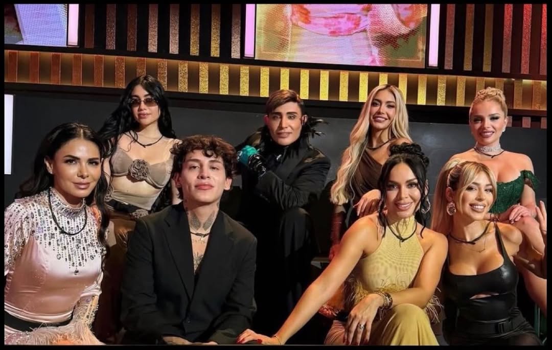 Esto no fue una “generación icónica”.
Fue el desfile del ego, la vulgaridad, la traición y la falta de lealtad. Ahí está retratado exactamente el ambiente que terminó pudriendo la casa: puro circo barato, puro interés personal, puro personaje vacío jugando a la fama instantánea.

Y qué tristeza ver cómo quisieron vender como “auténtico” lo que en realidad era pura soberbia, manipulación y hambre de cámara. Mucho escándalo, mucha pose… pero cero grandeza, cero contenido y cero trayectoria.

La diferencia entre tener carrera y solamente hacer ruido se nota.
La clase no se improvisa.
La educación no se compra.
Y el respeto del público no se consigue gritando ni revolcándose en el lodo.

Hoy más que nunca quedó claro por qué tantos salieron uno tras otro: porque cuando se apagan las luces y pasa la euforia, lo único que queda es lo que realmente eres. Y ahí fue donde se les cayó el personaje.